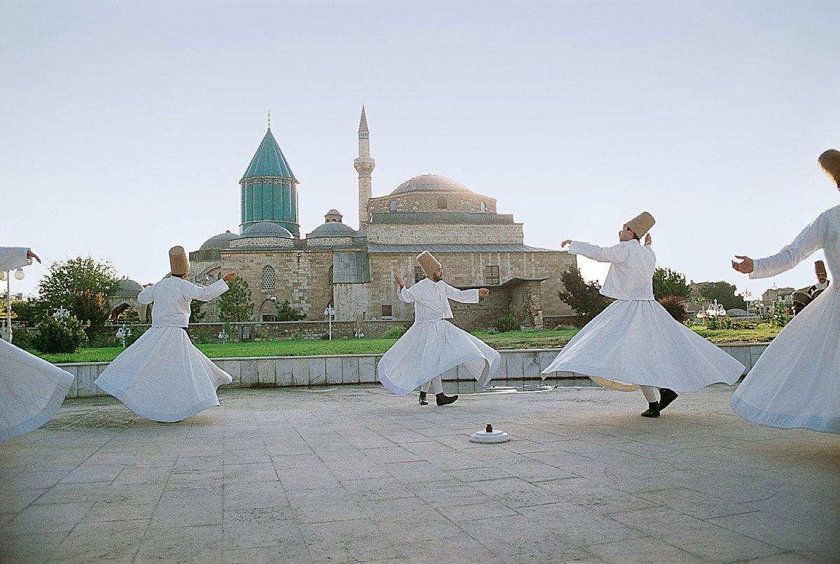 Mevlânâ Dergâhı önünde bir semâ gösterisi