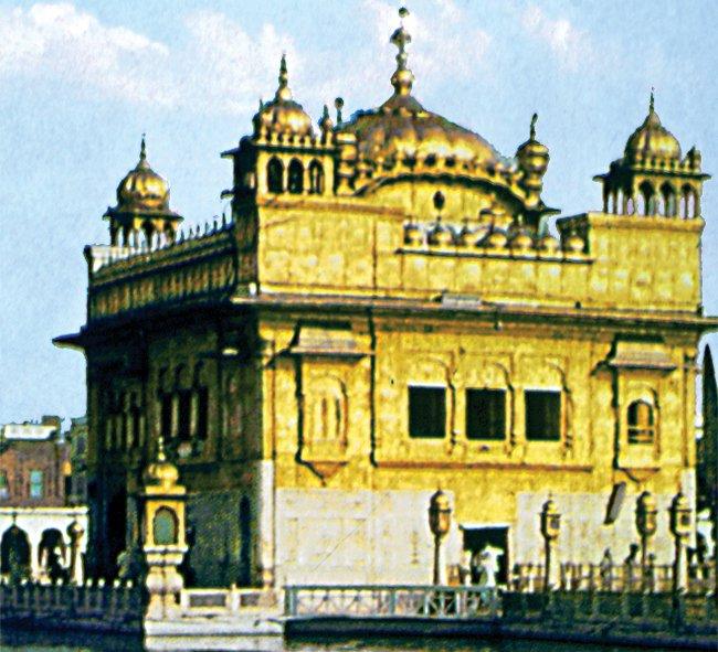Amritsar’da Sihler’e ait ünlü Altın Tapınak