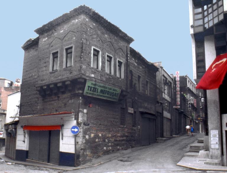 Bahçekapı’da Âşir Efendi Kütüphanesi – Fatih/İstanbul