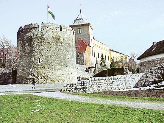 Peçuy Kalesi’ne ait bir burç