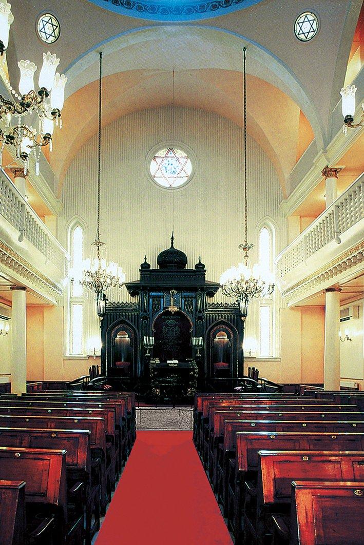 Galata’da Aşkenaz Sinagogu’nun içinden bir görünüş
