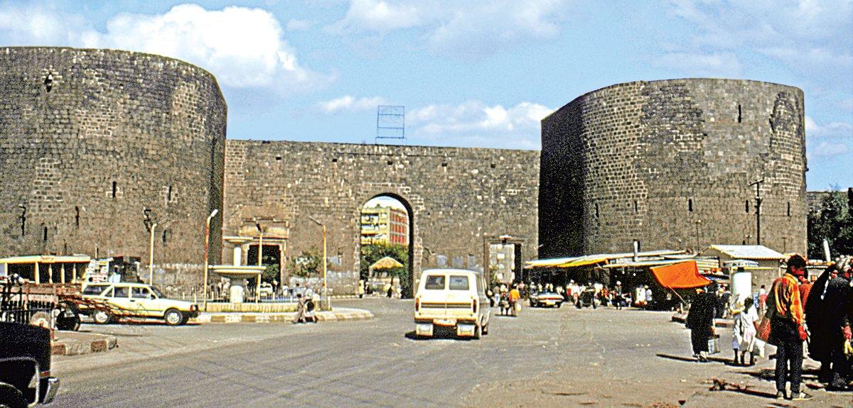 Diyarbakır surlarının batı kısmındaki Urfa Kapısı