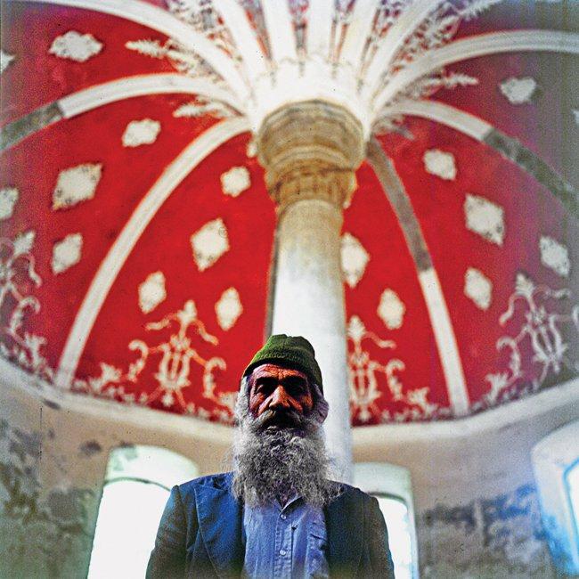 Merdivenköy Şahkulu Bektaşî Âsitânesi’nin içinden bir görünüş (1985) – Kadıköy/İstanbul