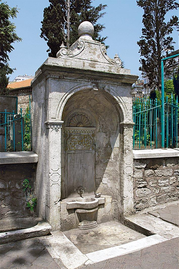 Şeyh Devâtî Camii’nin avlu duvarına bitişik kitâbesiz çeşme
