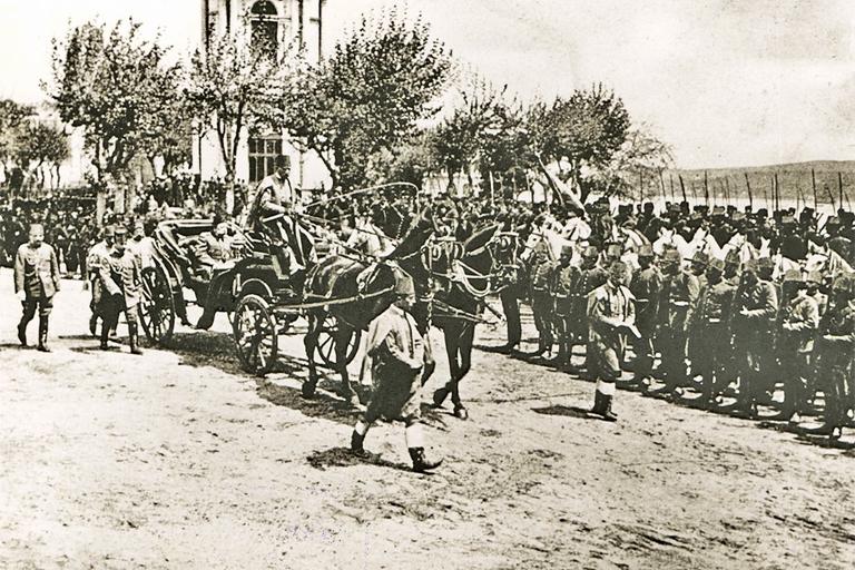 Sultan Reşad’ın Dolmabahçe’de bir cuma selâmlığı