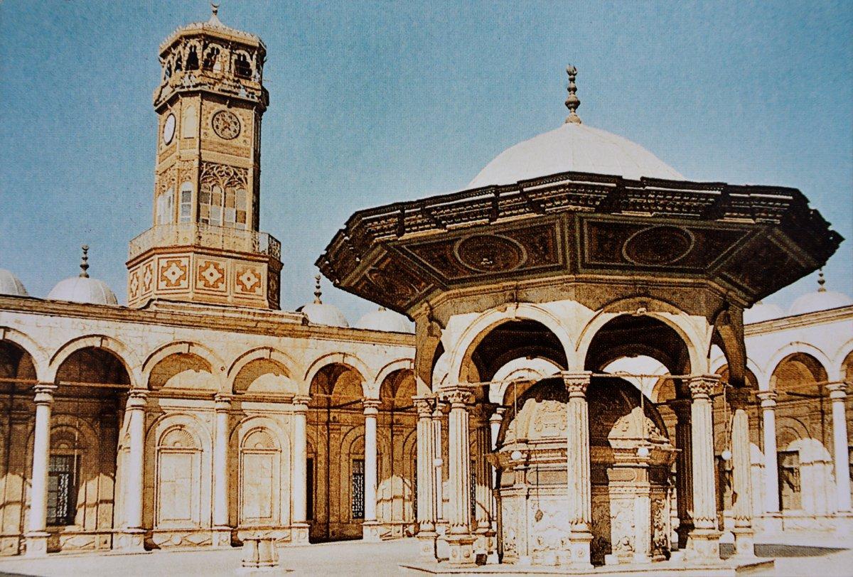 Mehmed Ali Paşa Camii’nin avlusundan bir görünüş