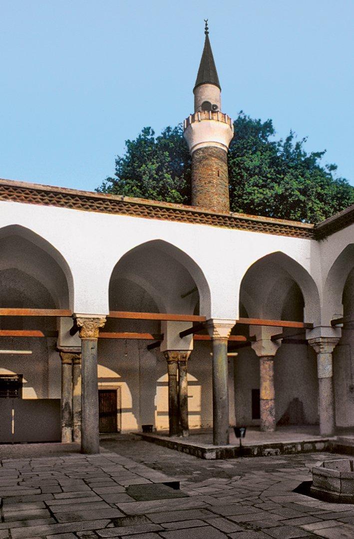 Manisa Ulucamii’nin avlusundan bir görünüş