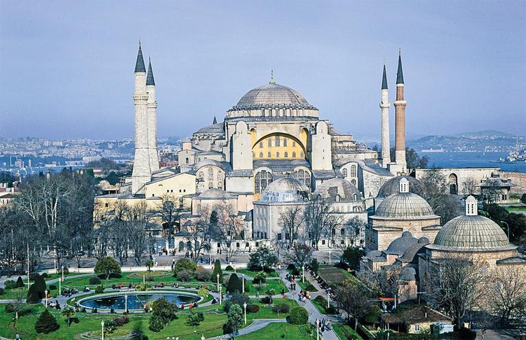 Ayasofya Camii ve meydanının 1985 yılına aitbir görünüşü