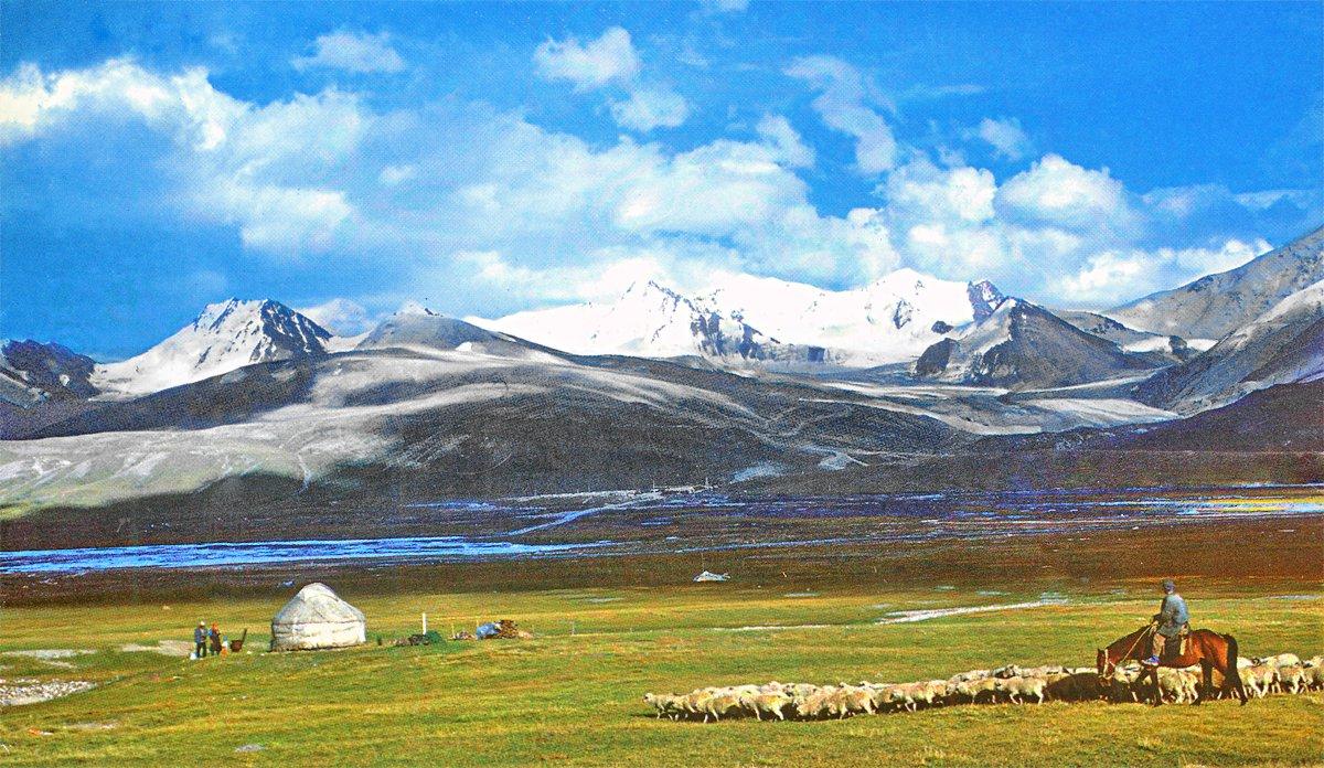 Tien Şan dağlarının eteklerinde Kırgız göçebeleri