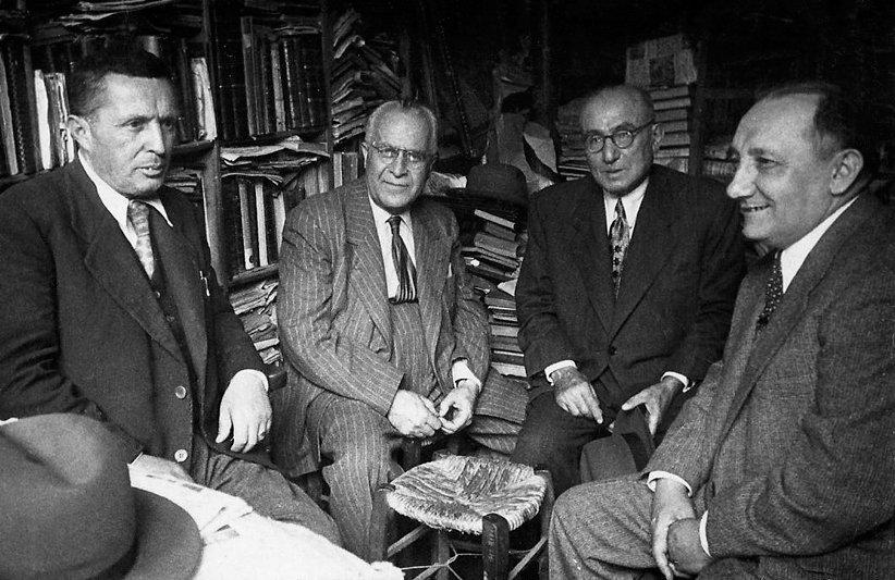 Mehmet Raif Yelkenci (sağ başta) Hakkı Tarık Us, Osman Nuri Ergin ve Kemal Salih Sel ile birlikte (Turgut Kut fotoğraf arşivi)