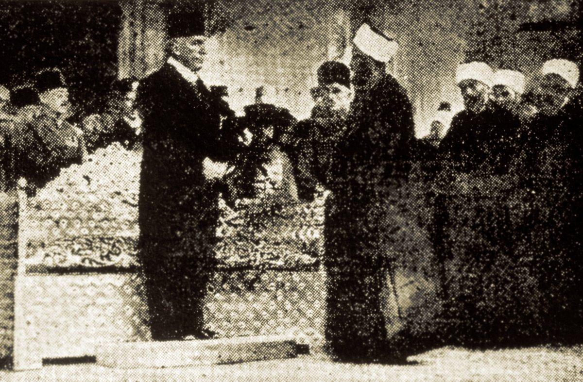 Abdülmecid Efendi için yapılan hilâfet töreni (Mufassal Osmanlı Tarihi, İstanbul 1972, VI, 3648)