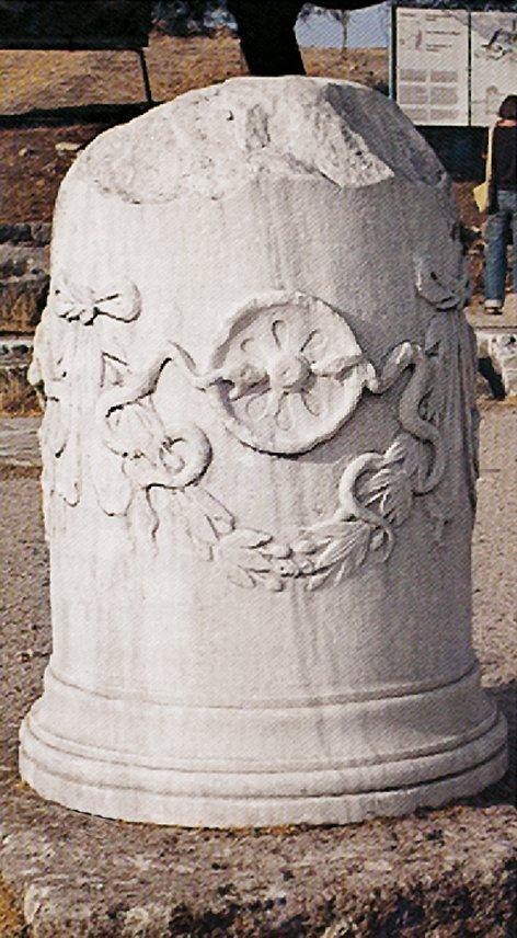 Bergama Asklepionu girişindeki yılan tasvirli sunak