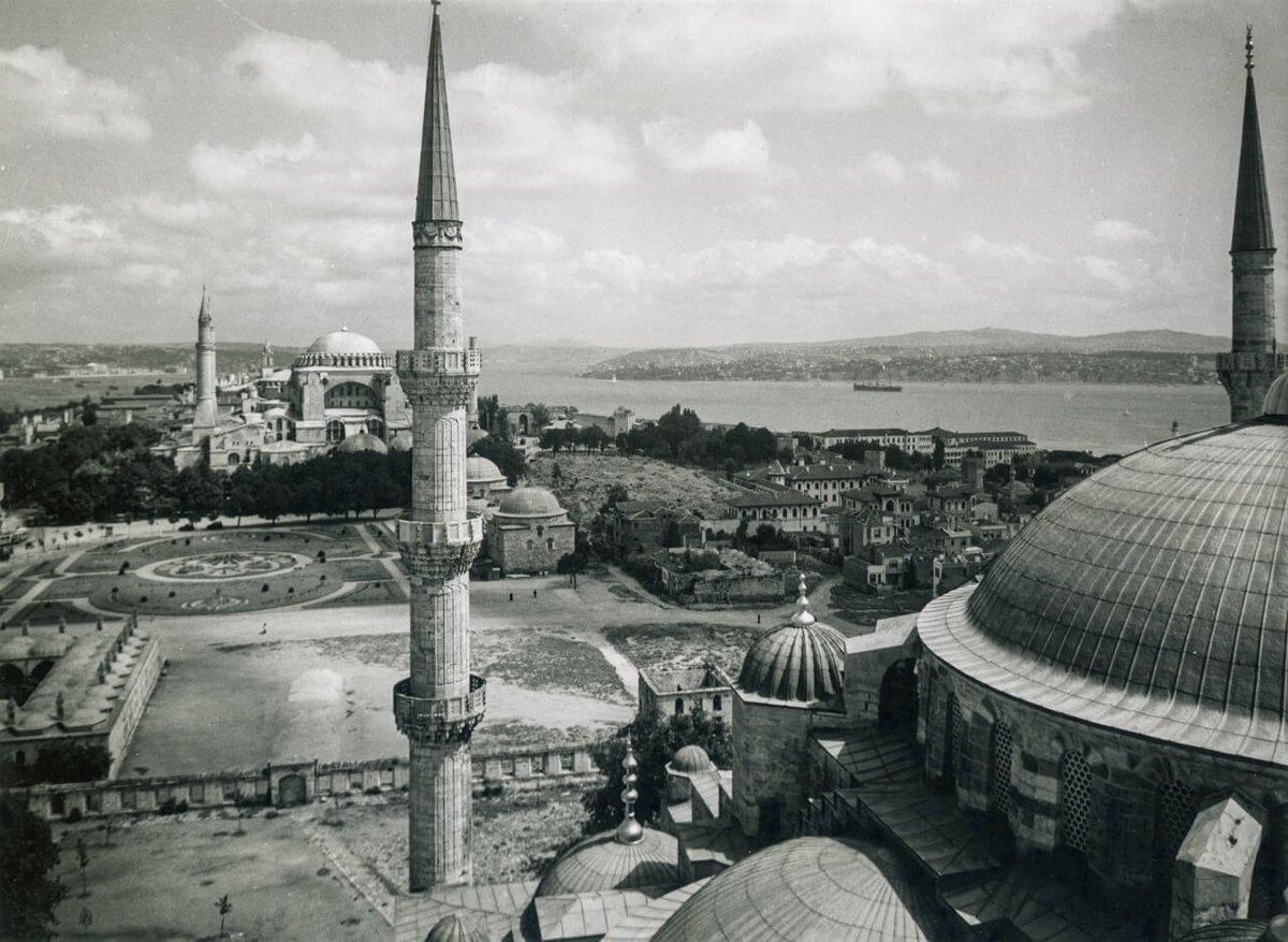 Sultan Ahmed Camii’nin minaresinden Ayasofya Camii ve meydanını gösteren Othmar Pferschy’e ait 1936 tarihli bir fotoğraf (K. Yusuf Ünal koleksiyonu)