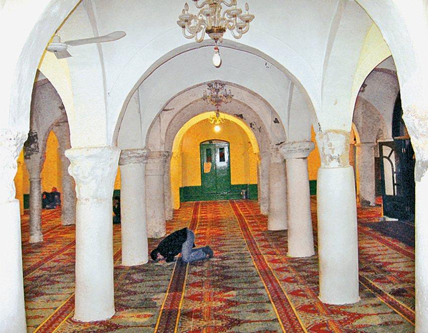 Nâka Camii’nin içinden bir görünüş