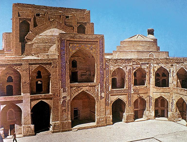 Uluğ Bey Medresesi’nin avlusu ve çift katlı revakları