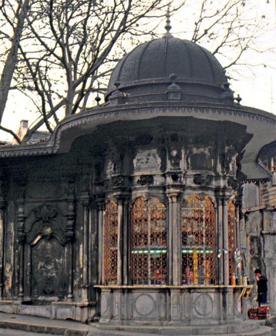 Türk barokunun üslûp özelliklerini gösteren yapılardan Zeynep Sultan Camii önüne taşınmış Sirkeci’deki I. Abdülhamid Külliyesi’ne ait çeşme-sebil – Fatih/İstanbul