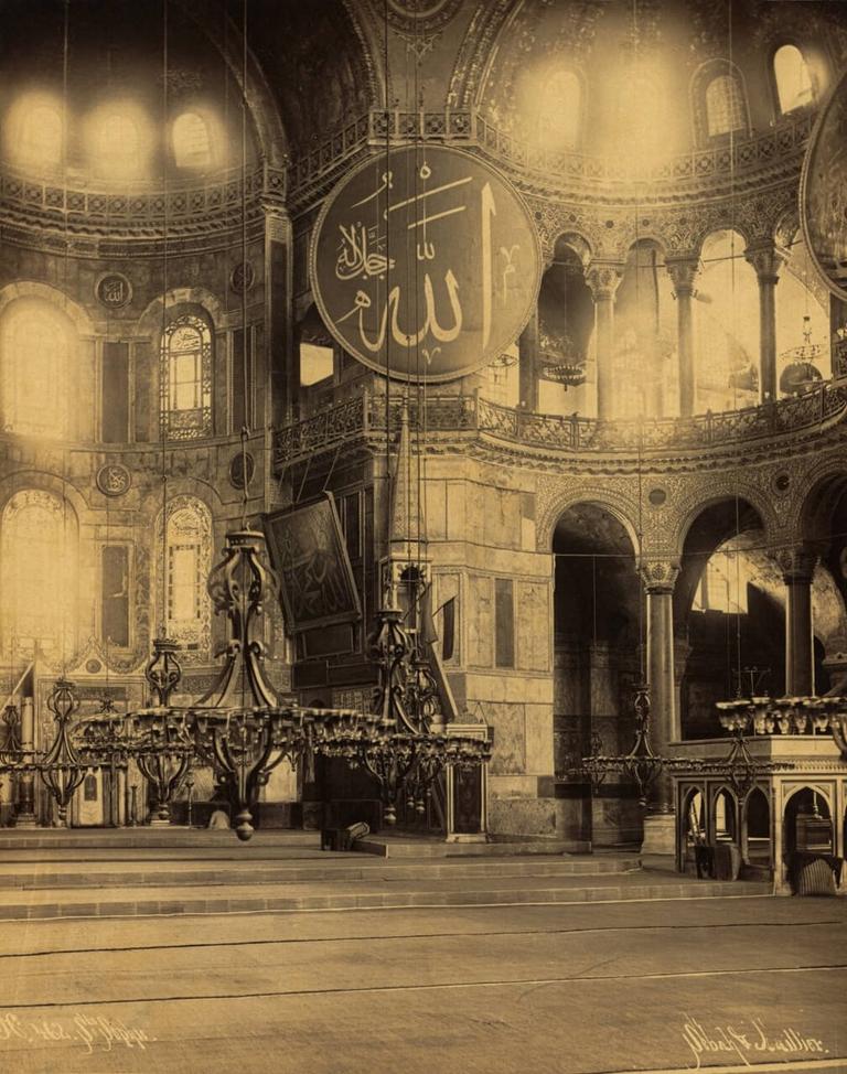 Ayasofya Camii’nin minberini ve üzerinde bulunan Kazasker Mustafa İzzet’in lafzatullah levhasını gösteren XIX. yüzyıl sonlarına ait bir fotoğraf (Library of Congress Arşivi)