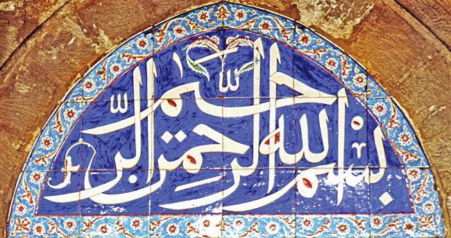 Örnek 9: Çini üzerine işlenmiş besmele(Kılıç Ali Paşa Camii son cemaat yerindekipencere alınlığından)