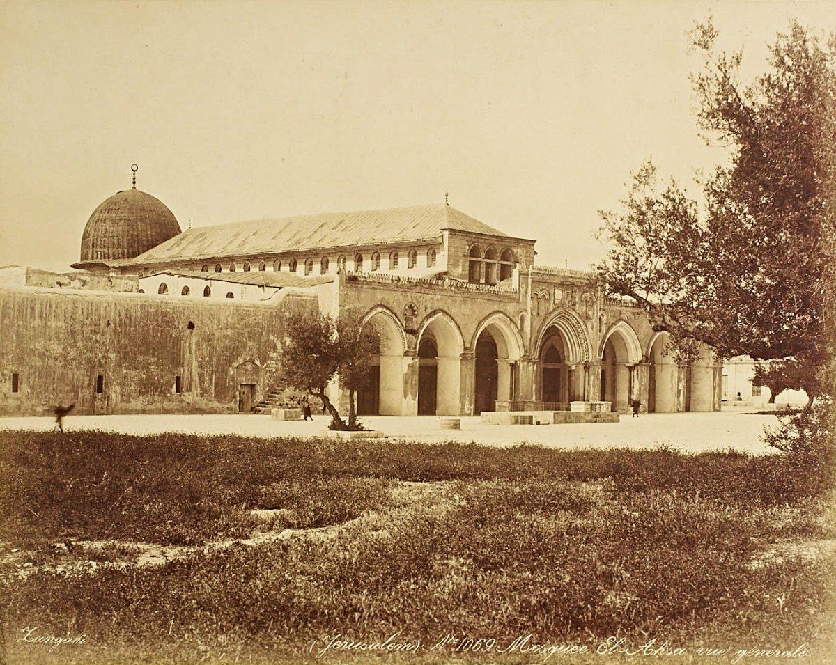 Mescid-i Aksâ’nın Harem-i şerif’in içinden doğu yönünden bir görünümü (İÜNEK, II. Abdülhamid Han Fotoğraf Albümleri, nr. 90482/28)