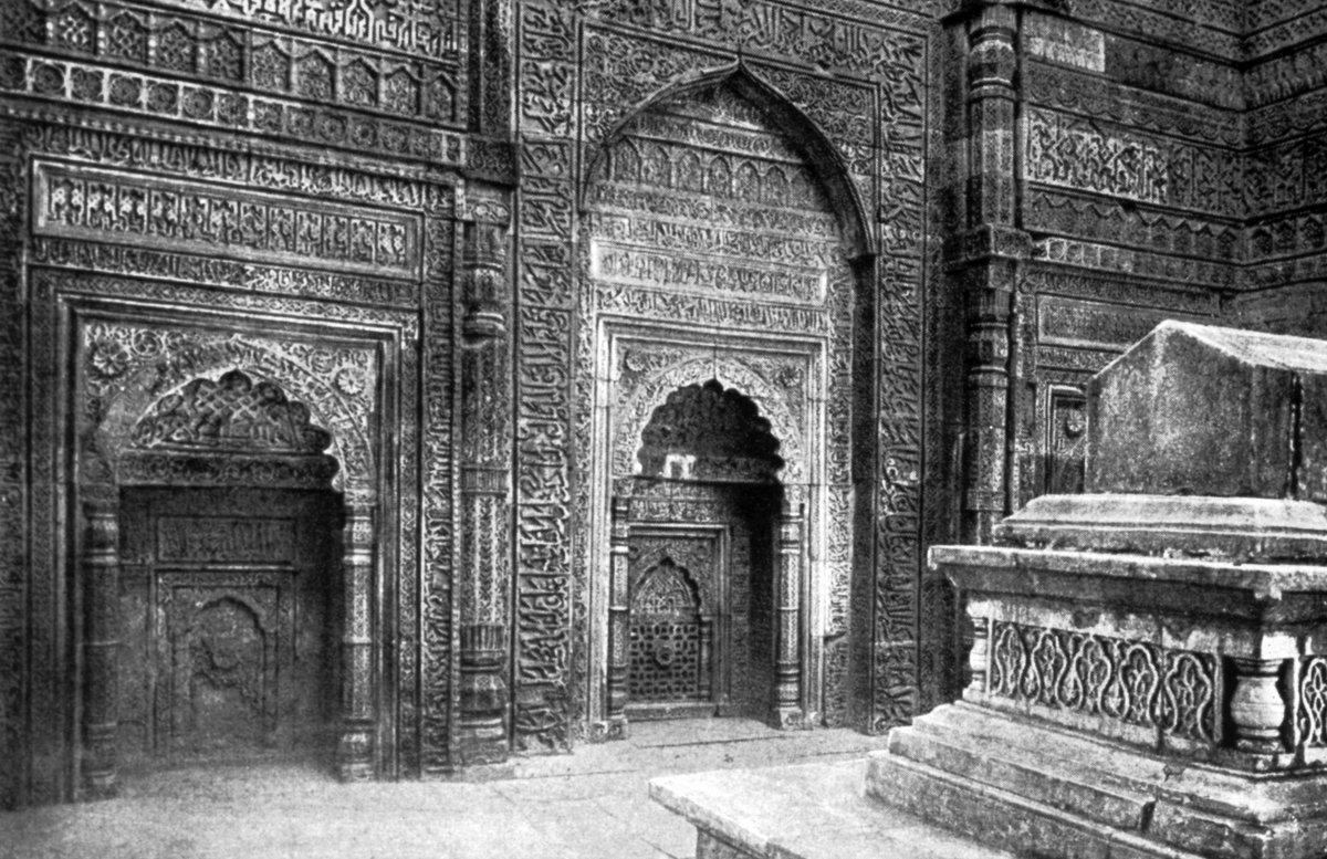 İltutmış Türbesi’nin içinden bir görünüş – Delhi/Hindistan