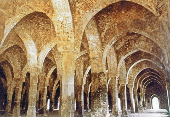 Sâth Kümbet Camii’nin içten görünüşü