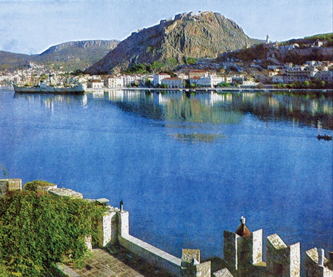 Bugünkü Anabolu’dan (Nauplia) bir görünüş (ortada Palamuda tepesi, altta kenarda Kastel-i Bahriyye) – Mora/Yunanistan