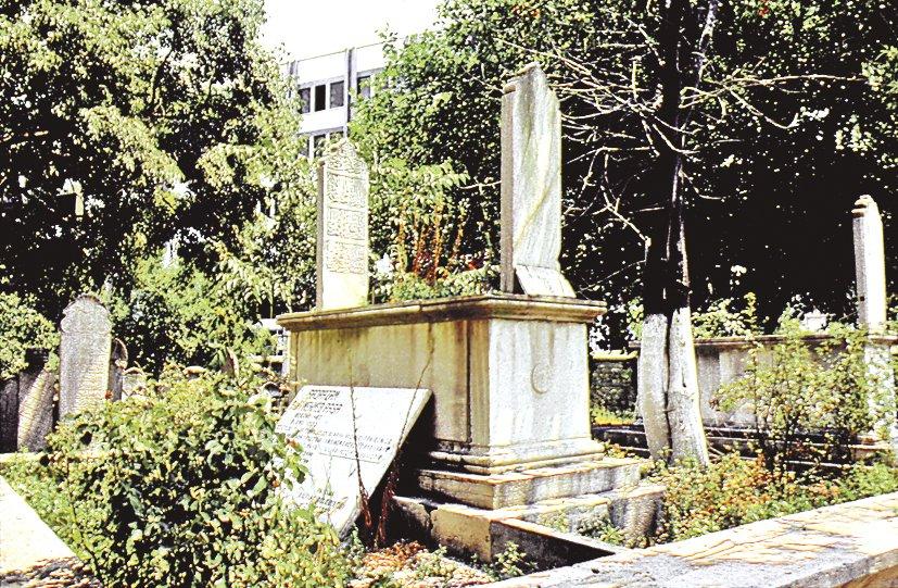 Pîrî Mehmed Paşa’nın Silivri’de inşa ettirdiği külliyenin hazîresindeki mezarı