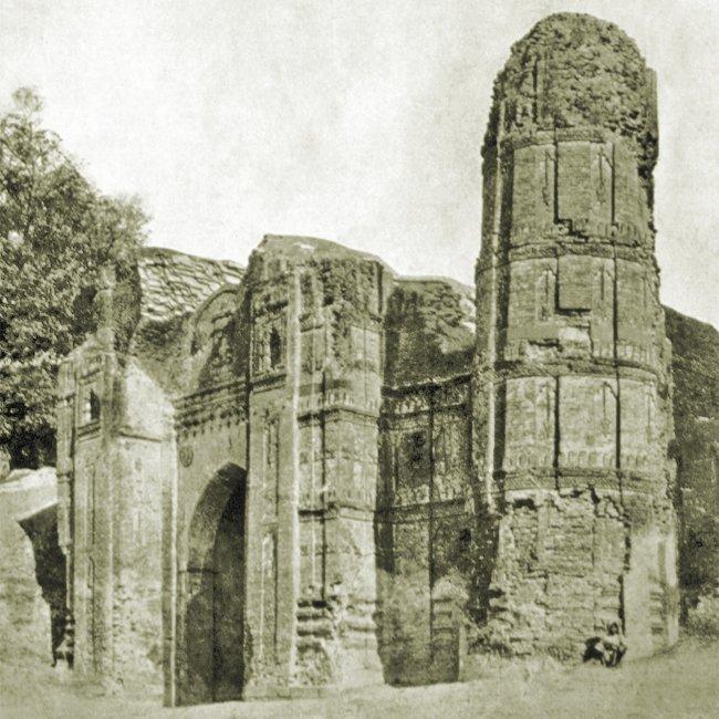 Bengal Sultanlığı’ndan günümüze ulaşabilmiş mimari eserlerden Dahil Dervâze Mescidi – Gavr/Hindistan