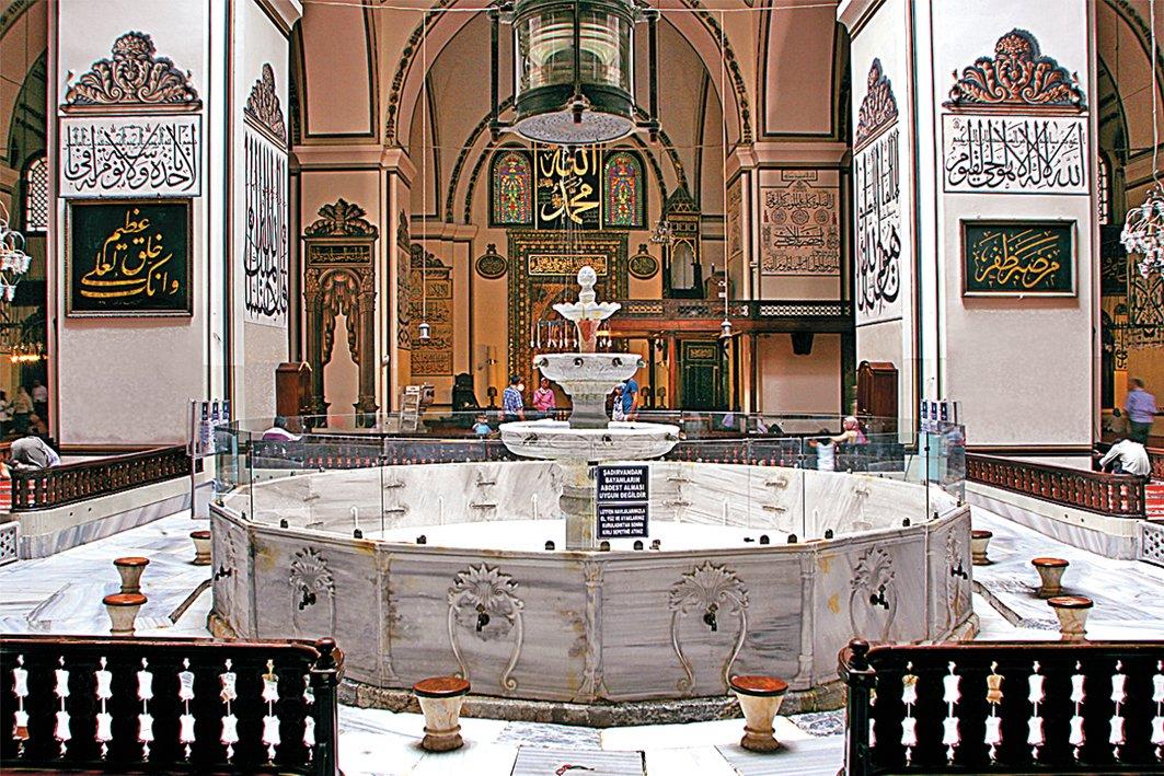 Bursa Ulucamii’nin içinden bir görünüş