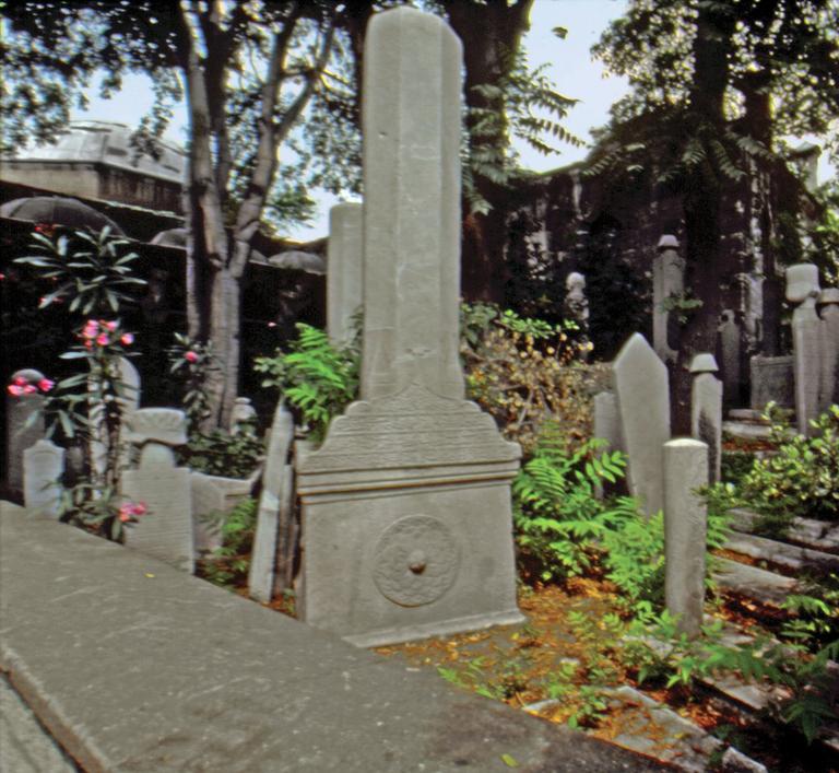 Koca Sinan Paşa Külliyesi’nin hazîresinden bir görünüş