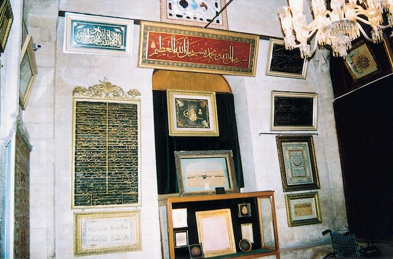 Mevlânâ Müzesi tilâvet odasında sergilenenhat levhaları