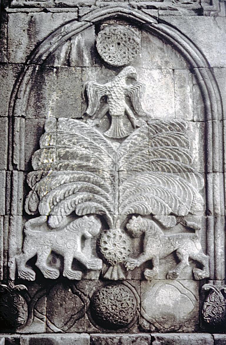 Yâkutiye Medresesi’nin taçkapısındaki çift başlı kartal ve aslan kabartmaları – Erzurum