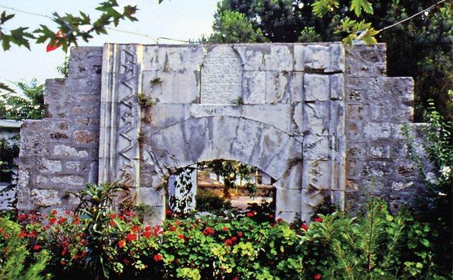 Atabey Armağan Medresesi’nin (1239) günümüze ulaşabilmiş olan taçkapısı