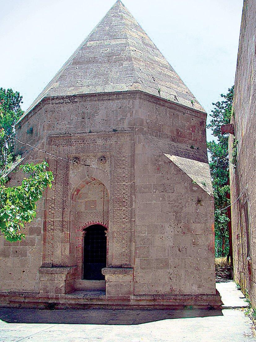 Taşkın Paşa Camii’nin doğusundaki kümbet