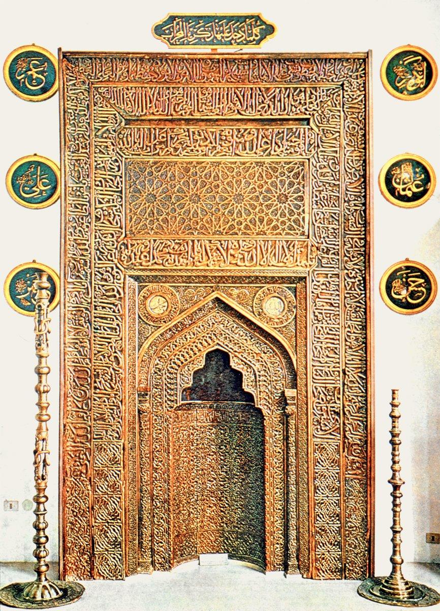 XIV. yüzyılın ilk yarısında Ürgüp Demseköy’deinşa edilen Taşkınpaşa Camii’nin ceviz ağacındanoyma tekniğiyle yapılmış mihrabı(Ankara Etnografya Müzesi)