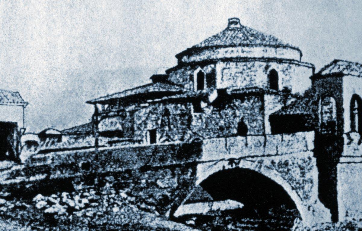 Dupniçe’de Osmanlı taş köprüsü ile Ahmed Bey Külliyesi’ni gösteren XX. yüzyıl başlarında çekilmiş bir fotoğraf (J. Petkov, Bulgarien, Sofia 1932, s. 43)