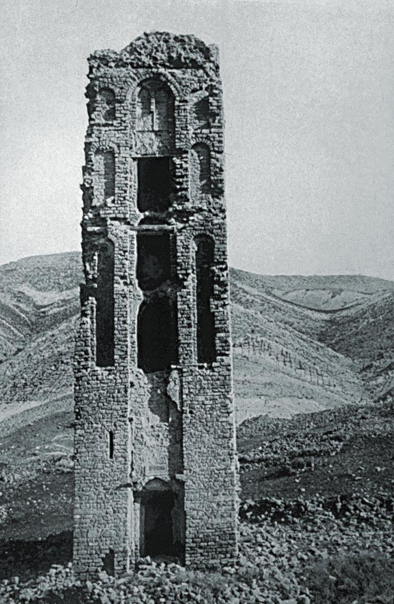 Kal‘atü Benî Hammâd’ın içindeki caminin minaresinin kalıntıları