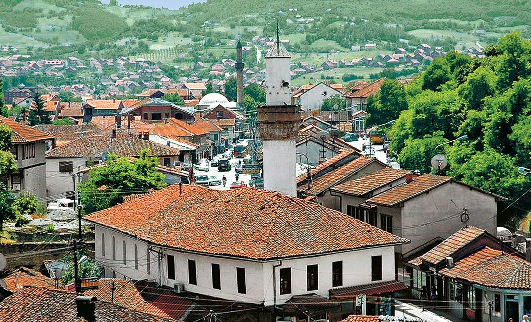 Yenipazar’da Arap Camii ve geri planda Altun Alem Camii