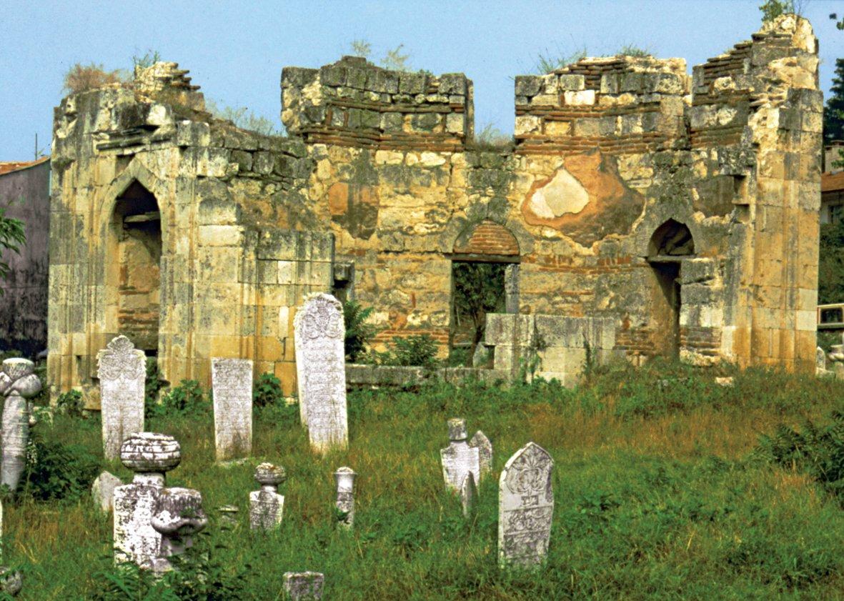 Beylerbeyi Camii’nin kurucusu Sinâneddin Yûsuf Bey’in türbesinin kalıntıları – Edirne