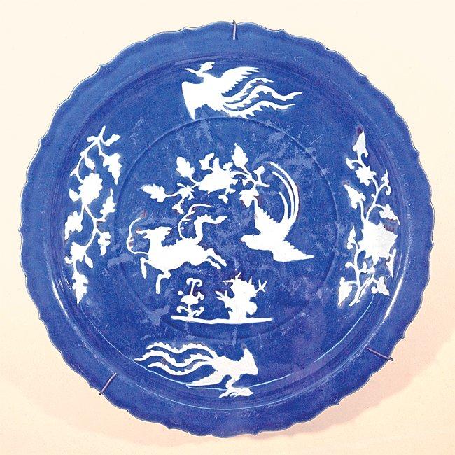 XIV. yüzyıla ait Yuan devri Çin porseleni bir tabak (TSM, Teşhir nr. 15/7035)