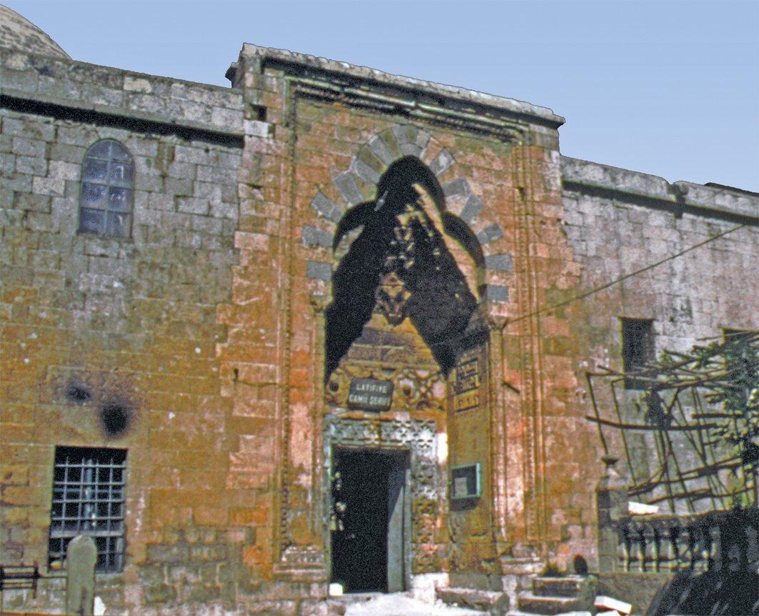 Abdüllatif Camii’nin giriş cephesi – Mardin (1987)