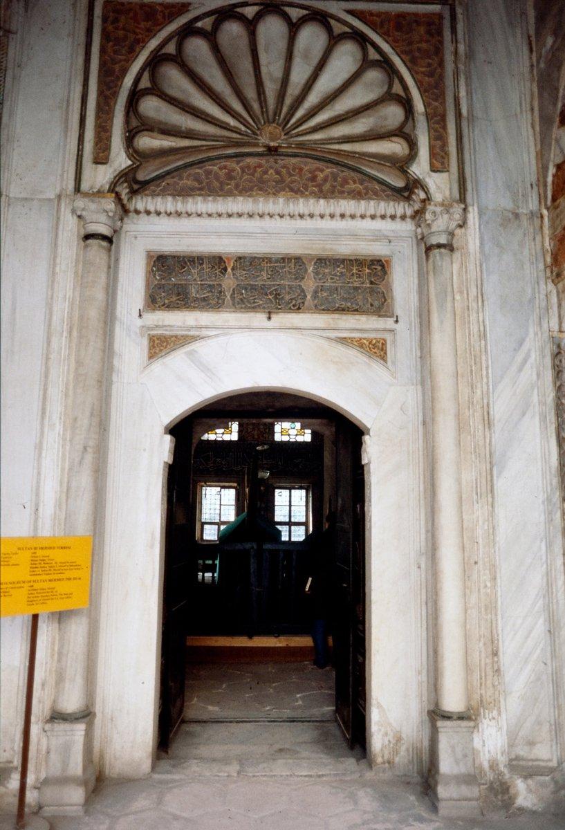 III. Mehmed Türbesi’nin kapısı