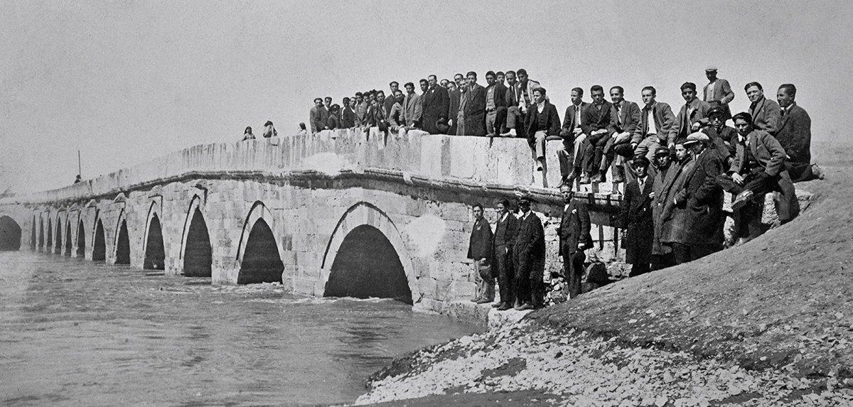 Malatya’da Kırkgöz Köprüsü’nün 1929 yılına ait bir fotoğrafı (Göknur Göğebakan fotoğraf arşivi)