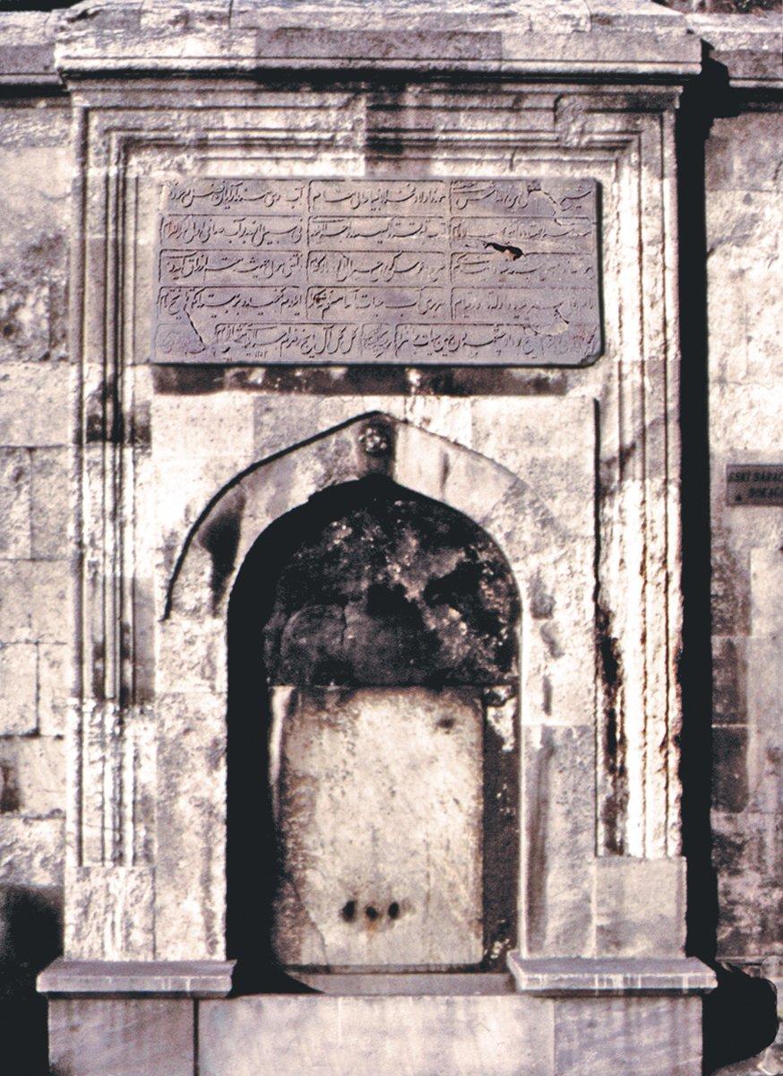 Saraçhanebaşı’nda Feyzullahefendizâde Mustafa Efendi’nin, Amcazâde Hüseyin Paşa Medresesi cümle kapısı yanındaki çeşmesi – Fatih/İstanbul