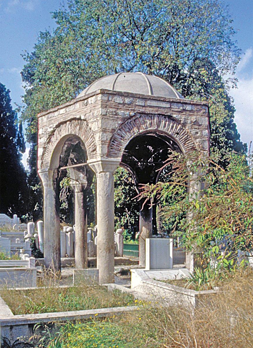 Karaca Ahmed’in atının mezarı olduğuna inanılan açık türbe – Üsküdar/İstanbul
