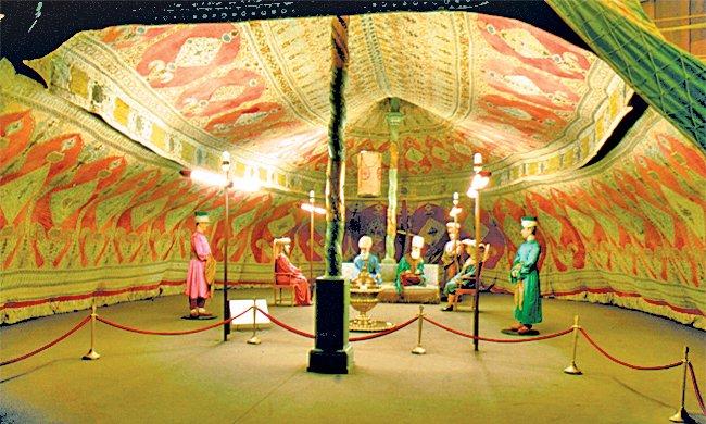 XVII. yüzyıla ait çift daireli bir otağın içten görünüşü (İstanbul Askerî Müzesi, Envanter nr. çadır 1)