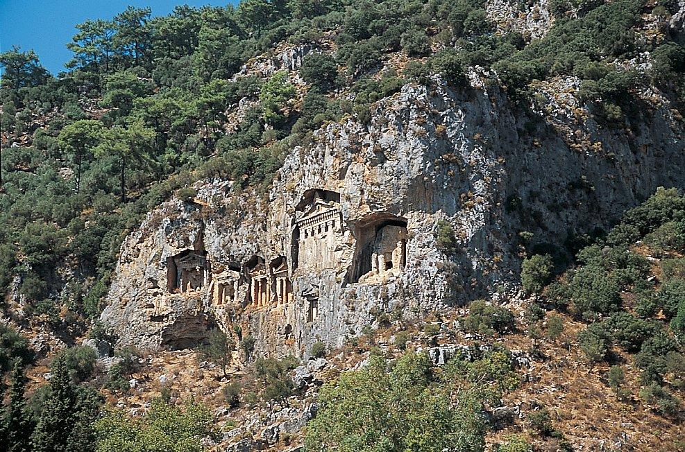 Muğla Dalyan’da Kaunos şehrinin nekropolisine ait kaya mezarları