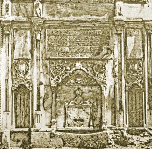 Yok olan İstanbul çeşmelerinden İskender Paşa Camii yakınındaki Sultan I. Mahmud Çeşmesi (S. Eyice arşivi)