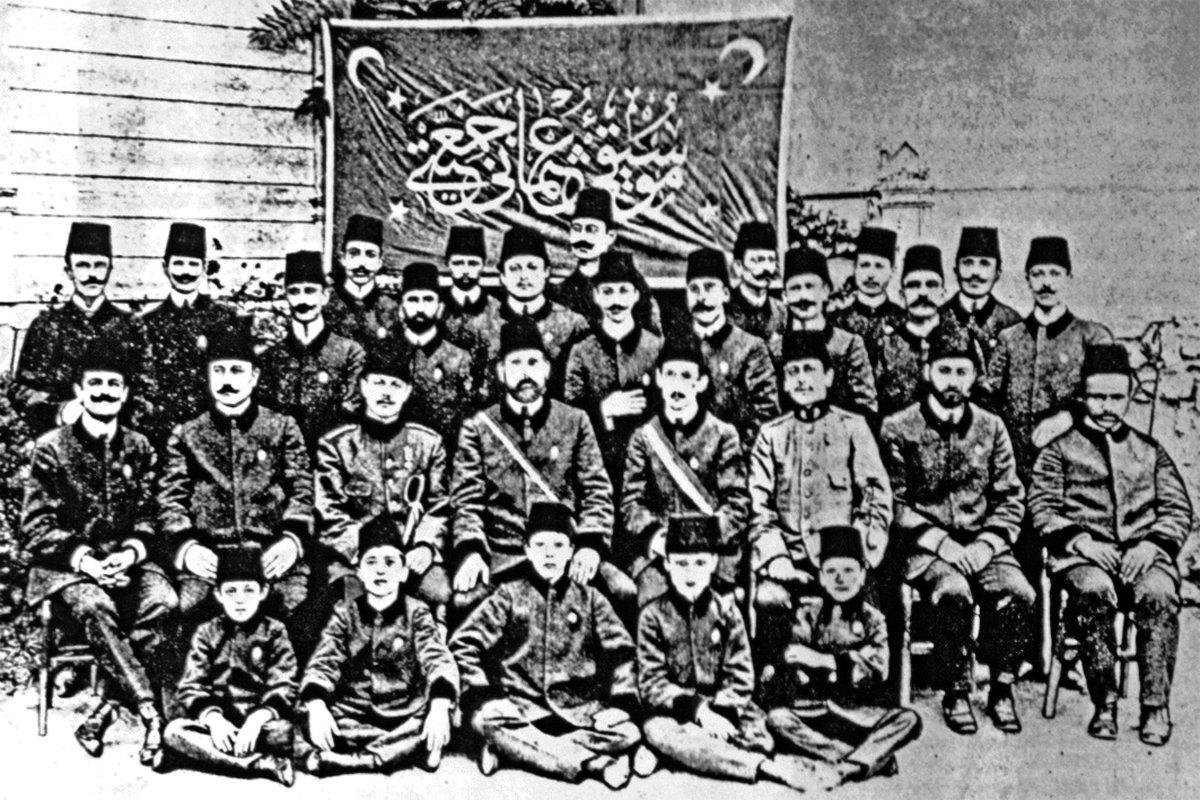 Mûsikī-i Osmânî Heyeti (sandalyede oturanlardan sağdan beşincisi cemiyetin ikinci kurucusu Muallim İsmail Hakkı Bey’dir; Musavver Hâle, sy. 1 [İstanbul 1325], s. 9)