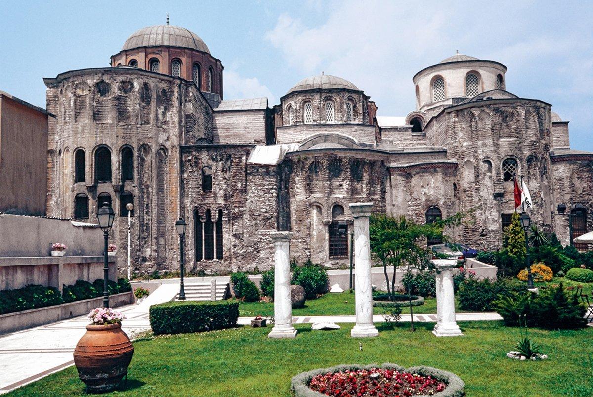 İstanbul’un fethinden sonra camiye (Zeyrek Kilise Camii) çevirilen Pantokrator Manastırı’nın kiliseleri – Fatih/İstanbul